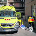 Un contagiado por el coronavirus, ayer, desmayado ante el CUAP Pere Camps de Barcelona.