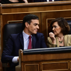 El presidente del gobierno español, Pedro Sánchez, y la vicepresidenta en funciones, Carmen Calvo.
