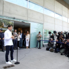 Casillas hace declaraciones a los medios en la salida del hospital.