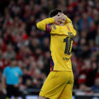 Messi es lamenta per l’eliminació de l’equip, ahir a San Mamés.