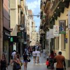 Nombroses persones passejant per l’Eix Comercial de Lleida ahir al migdia.