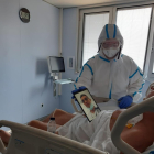Atenció psicològica virtual a l’UCI - La tecnologia està resultant imprescindible per a tothom durant aquesta emergència sanitària, gràcies a la qual pacients ingressats a la Unitat de Cures Intensives (UCI) de l’Arnau de Vilanova tenen l ...
