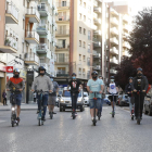 Usuarios de patinetes eléctricos en Lluís Companys, donde la velocidad máxima será de 30 km/hora.