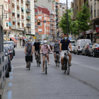 Usuarios de patinetes eléctricos en Lluís Companys, donde la velocidad máxima será de 30 km/hora.