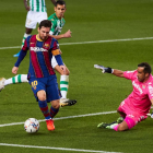 Leo Messi intenta superar a su excompañero Claudio Bravo, portero del Betis.