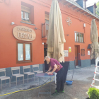 Un establecimiento de Arties donde ayer preparaban mesas y sillas para abrir la terraza el lunes 11.