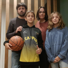 Pol Santiveri, jugador del Club Bàsquet Cappont, junto a sus padres Josep Maria y Núria, y su hermana Berta.