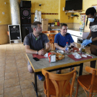 Un bar d’Alfés, on està permès el consum a l’interior del local des del 22 de maig.