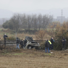 Los Mossos d’Esquadra inspeccionaron ayer la zona del accidente, donde se encontraba el vehículo incendiado. 