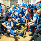 Los jugadores del Lleida Llista celebran la victoria, ayer en el vestuariodel Olímpic de Vic.