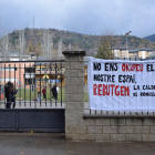 La pancarta contra la caldera en la escuela Pau Claris de La Seu. 