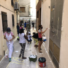 Imatge dels treballs que es duen a terme per pintar façanes al carrer Vilaclosa.