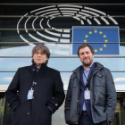 Carles Puigdemont y Toni Comín en la entrada del Parlamento europeo después de recoger las acreditaciones definitivas que los reconocen como eurodiputados el pasado 6 de enero.