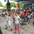 Los más pequeños disfrutaron con la música y las canciones de la compañía Encara Farem Salat, en un ‘teatro’ improvisado en La Terrasseta del Parc Olímpic de La Seu d’Urgell.