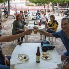 Los asistentes degustaron seis variedades de cerveza artesana ayer por la tarde en la terraza de La Soll.