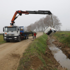 Un camió grua va extreure el cotxe de l’interior de la segona séquia del Canal d’Urgell.