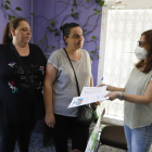 Momento de la entrega de las fotocopias para los alumnos a dos madres, ayer por la mañana.