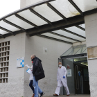 Imagen del exterior del CAP de Balàfia, con pacientes y personal saliendo del centro.