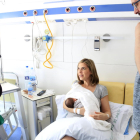 Anna y Alberto, con su hijo, Roc, conversando con la consellera de Salud, Alba Vergés, en la Maternidad del Hospital Clínic, este viernes.