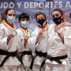 Ai Tsunoda, la segunda por la izquierda, con la medalla de oro conquistada en Madrid.