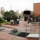 La brigada del Ejército de Tierra preparándose ayer para desinfectar la residencia de Alcarràs.