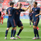 Serge Gnabry, Robert Lewandowski, Thomas Muller y Leon Goretzka celebran un gol.