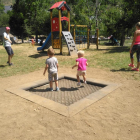 Niños jugando en el nuevo parque del Pla de l’Ermita.