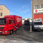 Vehicles de l’Autoescola Pallars reparteixen aliments a seus de Creu Roja, que els distribuirà.