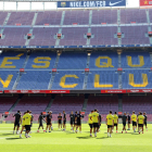 La plantilla del FC Barcelona, entrenándose ayer en el Camp Nou, en un test de cara a la vuelta a la competición el sábado que viene en Mallorca.