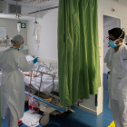 Sanitaris atenen malalts de Covid a l’hospital Clínic.