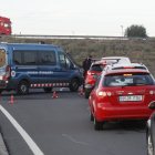 Imagen de un control de los Mossos ayer por la tarde en la N-230 entre Lleida y Torrefarrera.