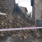 El muro de piedras cedió a primera hora de la mañana y cortó por completo la calle Major de este pueblo del Alt Urgell.