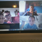 Sesión vía Skype con un grupo de adolescentes de Afanoc, en la que comparten retos, juegos y reflexiones personales. 