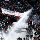 La policía utilizó cañones de agua para dispersar a los manifestantes tras producirse disturbios.