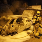 Un bomber sufocant ahir l’incendi a Almenar.
