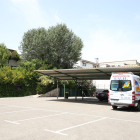 El aparcamiento del hotel Nastasi, donde están confinados temporeros y “sin techo” con Covid.