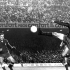 Moment del gol que Johan Cruyff va marcar a Reina, de l’Atlètic.