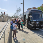 El grupo de turistas llegado con AVE desde Madrid, antes de coger el bus para ir a la Val d’Aran.