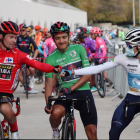 Roglic, Carapaz y Enric Mas, se saludan ayer en la última etapa de la Vuelta.