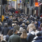 El Eix se llenó de gente ayer, festivo de apertura comercial, tanto por la mañana como por la tarde. 