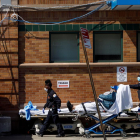 Paramédicos trasladando a un enfermo a una sala de cribaje en el exterior del hospital en Nueva York.