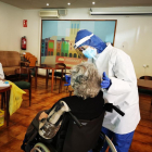 Sanitaris extreuen la mostra per a la PCR a una usuària de la residència Sant Domènec de Balaguer.