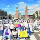 Médicos internos residentes de Lleida en una protesta en Barcelona para reclamar mejoras laborales.