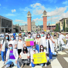 Metges interns residents de Lleida, en una protesta a Barcelona per reclamar millores laborals.