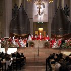La ceremonia en la Sagrada Família congregó a unas 600 personas.