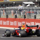 Max Verstappen, en el moment de creuar la línia com a guanyador, ahir a Silverstone.