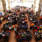 Decenas de personas se lo pasaron ayer en grande los juegos de mesa de la sala Sant Domènec. 