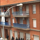 Moment de l’entrada de l’operatiu policial ahir a Almacelles.