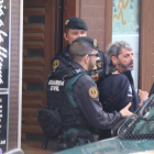 Dos agentes de la Guardia Civil se llevan a un detenido en Sabadell en el marco de la operación que acabó con nuevo CDR arrestados.