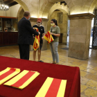 El ayuntamiento de Lleida repartió ayer ‘senyeres’ de cara a la Diada de mañana.